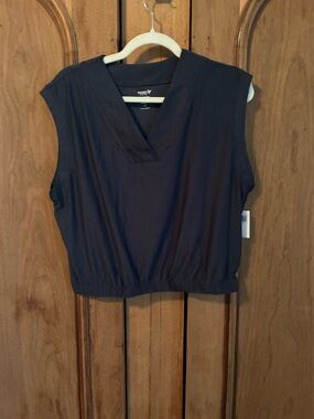 Old Navy Active V-Neck Sleeveless Cropped Top